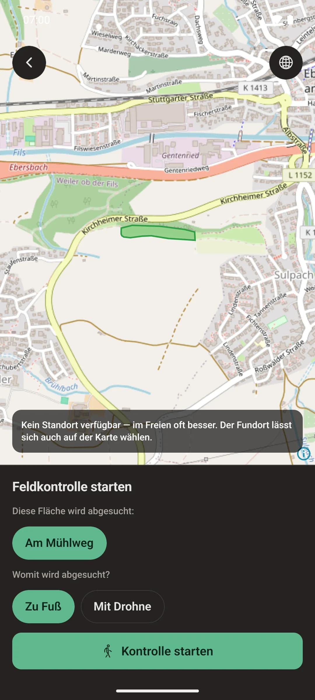 Beginn der Feldkontrolle: Karte mit dem grün umrandeten Flurstück des Einsatzes, darunter der Name der Fläche, die Wahl zwischen „Zu Fuß“ und „Mit Drohne“ und die Schaltfläche „Kontrolle starten“