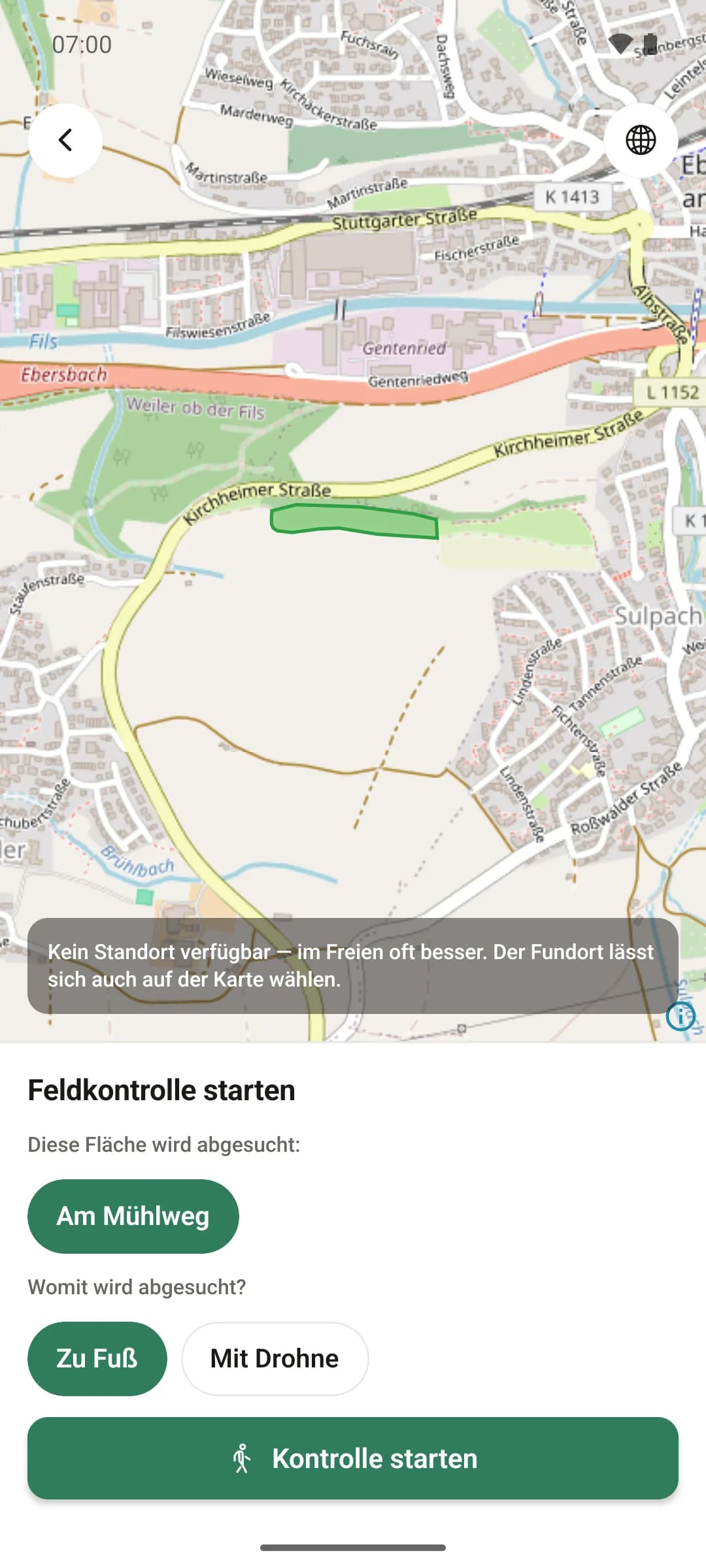 Beginn der Feldkontrolle: Karte mit dem grün umrandeten Flurstück des Einsatzes, darunter der Name der Fläche, die Wahl zwischen „Zu Fuß“ und „Mit Drohne“ und die Schaltfläche „Kontrolle starten“
